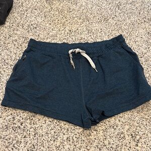 Vuori Halo shorts, Moss Heather, medium.